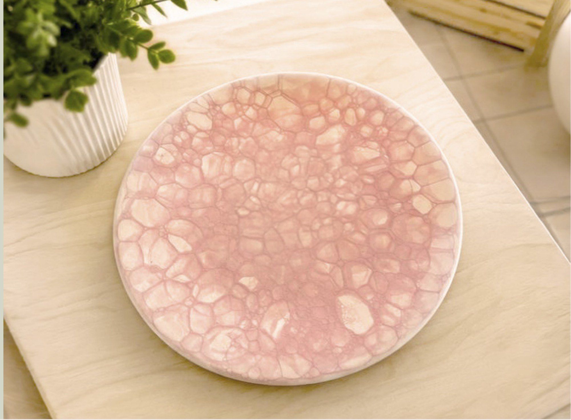 Keramikteller mit rosa Blubber-Technik-Muster
